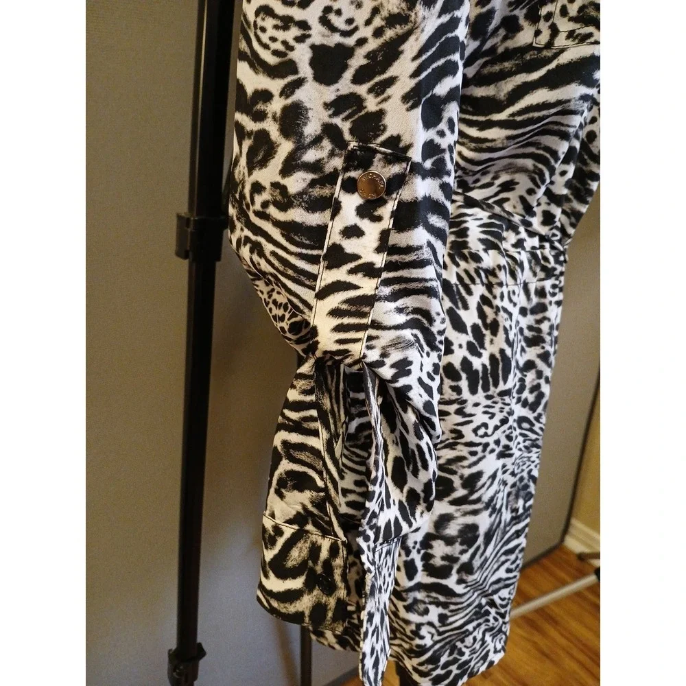 Michael Kors Women's Inverted Graphic Collared Top Black/White Animal Print Sm‎